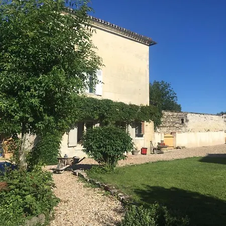 Country house Familiale- Deux Chambres Saint-Meme-les-Carrieres